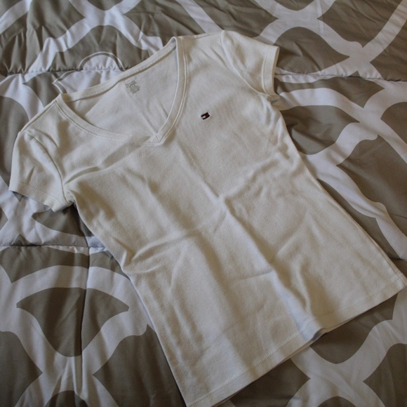 ⭐ Tommy Hilfiger white v-neck - Picture 1 of 5